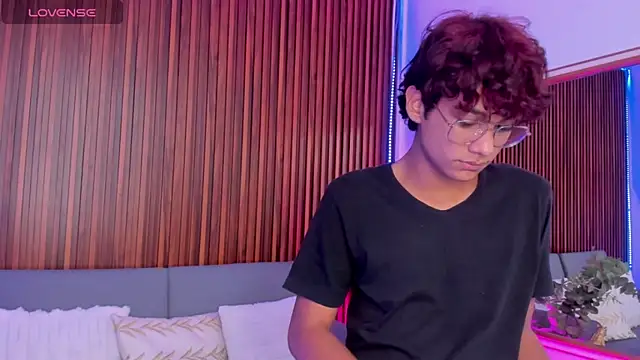 Snapshot of Oliver20__ chatting on June 11, 2026, 10:19 pm Oliver20 online show from June 11, 2026, 10:19 pm