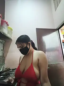 Snapshot of REENA-STRIP chatting on June 6, 2026, 5:56 am REENA-STRIP online show from June 6, 2026, 5:56 am