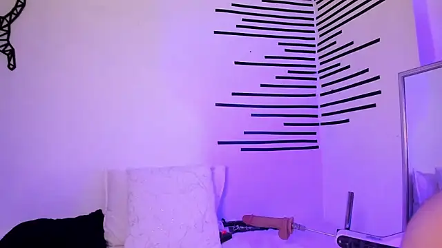 LindaCatalina  online show from May 28, 2026, 12:57 pm