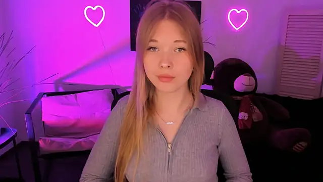 LunasFrost online show from April 6, 2026, 4:52 pm