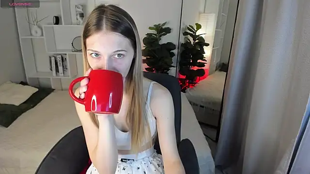 LauraPurr online show from May 25, 2026, 6:08 am