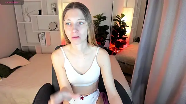 LauraPurr online show from May 26, 2026, 6:09 am