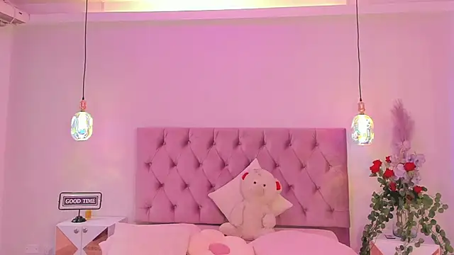 Snapshot of SofiaBloomm chatting on May 16, 2026, 8:18 pm SofiaBloomm online show from May 16, 2026, 8:18 pm