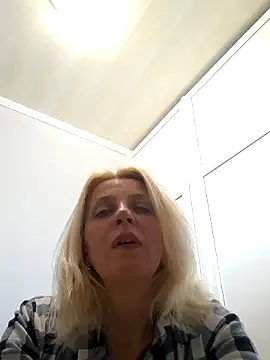 MiaLove183 online show from May 2, 2026, 12:21 pm