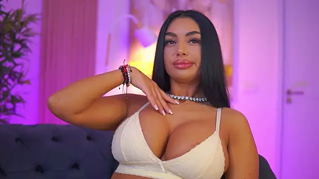 Snapshot of LatinaMorene chatting on April 16, 2026, 9:39 pm LatinaMorene online show from April 16, 2026, 9:39 pm