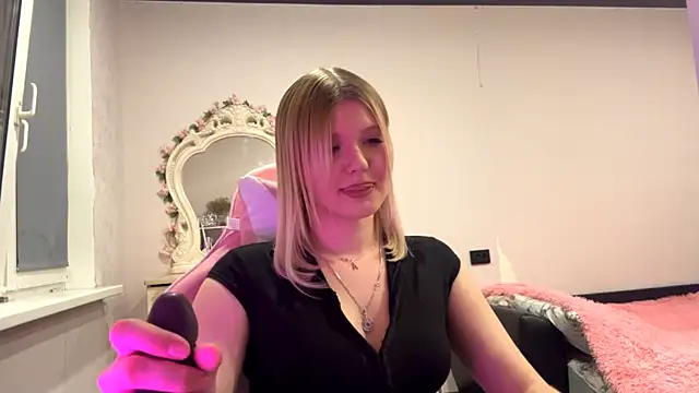 Snapshot of SweettAnny chatting on May 17, 2026, 7:10 pm SweettAnny online show from May 17, 2026, 7:10 pm