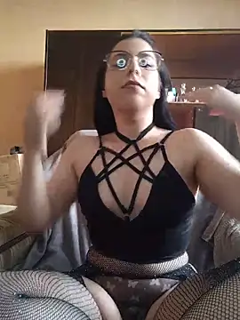 Snapshot of Rue_the_witch6 chatting on May 25, 2026, 2:45 pm Rue the witch6 online show from May 25, 2026, 2:45 pm