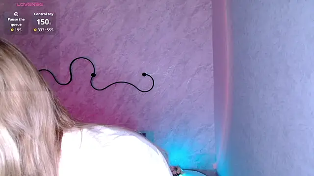 LulyDOLL online show from April 10, 2026, 6:51 am