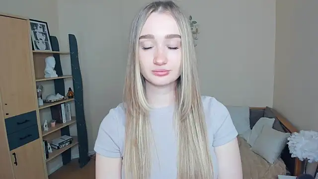 Snapshot of VioletteClaire chatting on May 24, 2026, 7:57 am VioletteClaire online show from May 24, 2026, 7:57 am