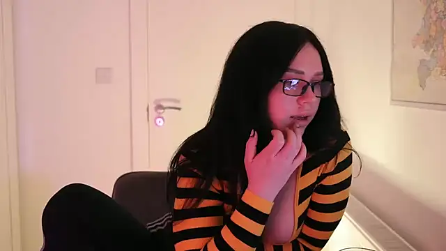 mira mmira online show from April 4, 2026, 9:01 pm