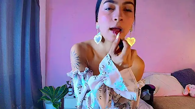 Daphne Rosse online show from May 14, 2026, 12:34 pm