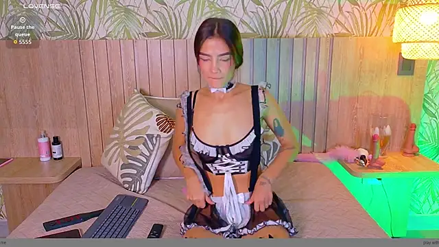 Charlott  18 online show from May 19, 2026, 12:55 pm
