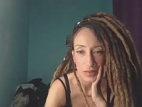 Natalialucia online show from April 21, 2026, 11:18 pm