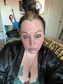 Snapshot of Queenemerald chatting on March 28, 2026, 7:02 pm Queenemerald online show from March 28, 2026, 7:02 pm