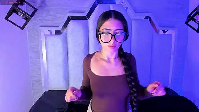 Snapshot of Vyoleett chatting on March 26, 2026, 2:55 pm Vyoleett online show from March 26, 2026, 2:55 pm