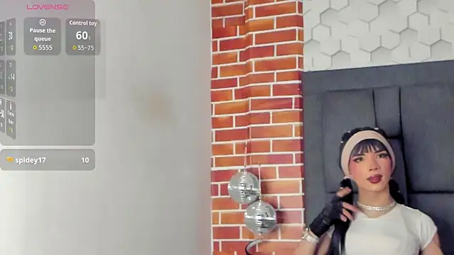 Snapshot of luxuryheavenn chatting on April 16, 2026, 9:39 pm luxuryheavenn online show from April 16, 2026, 9:39 pm