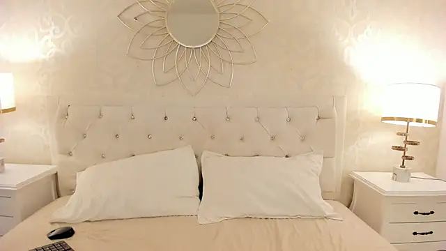 Snapshot of Julietta___ chatting on May 19, 2026, 12:11 pm Julietta online show from May 19, 2026, 12:11 pm