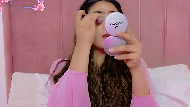 MoollyLove online show from July 10, 2026, 12:52 pm