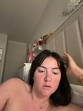 LolaSkyee online show from April 23, 2026, 6:25 am