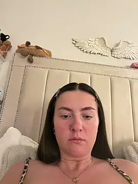 LolaSkyee online show from April 27, 2026, 6:22 am