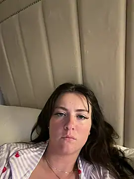 LolaSkyee online show from May 8, 2026, 6:30 am