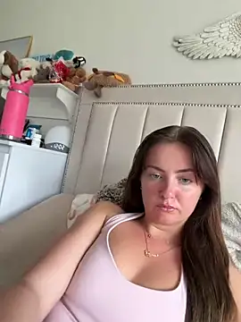 LolaSkyee online show from June 1, 2026, 12:07 pm