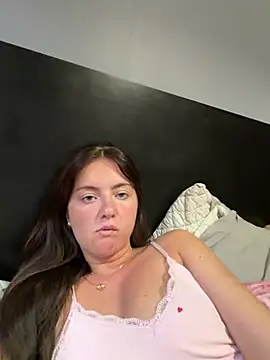 LolaSkyee online show from June 3, 2026, 6:27 am