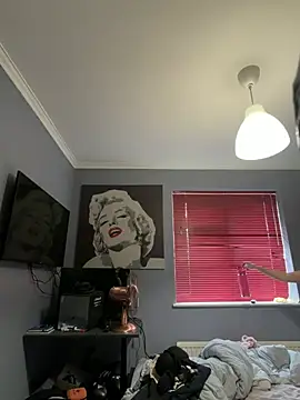 LolaSkyee online show from June 5, 2026, 6:52 am