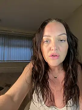 Ladyluxee online show from May 6, 2026, 7:30 pm