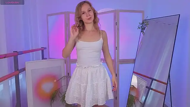 Snapshot of sophie_blossom_ chatting on June 17, 2026, 1:45 pm sophie blossom online show from June 17, 2026, 1:45 pm