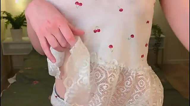 Snapshot of MellyAlfayi chatting on April 4, 2026, 8:12 am MellyAlfayi online show from April 4, 2026, 8:12 am