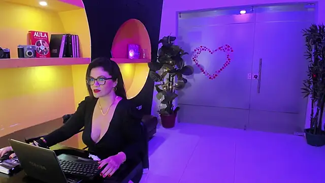 Snapshot of BiancaRoyalle chatting on April 24, 2026, 9:17 pm BiancaRoyalle online show from April 24, 2026, 9:17 pm