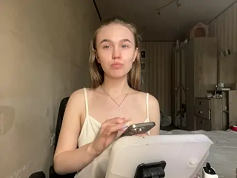 Snapshot of melissashineeee chatting on April 6, 2026, 9:10 am melissashineeee online show from April 6, 2026, 9:10 am