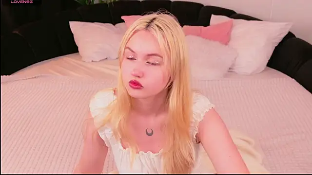 Snapshot of Lilly_Eyes chatting on July 9, 2026, 1:59 pm Lilly Eyes online show from July 9, 2026, 1:59 pm