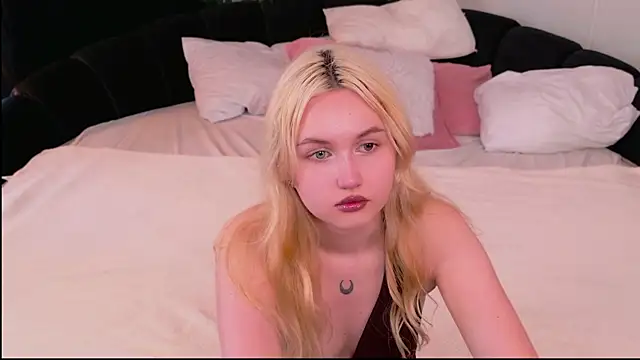 Snapshot of Lilly_Eyes chatting on July 13, 2026, 1:47 pm Lilly Eyes online show from July 13, 2026, 1:47 pm