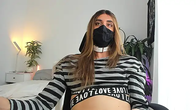 LilyReina online show from April 14, 2026, 6:36 pm