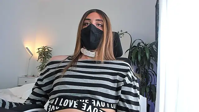 LilyReina online show from April 21, 2026, 6:23 pm