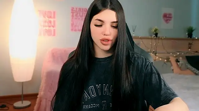 molly rettyy online show from May 18, 2026, 3:46 am