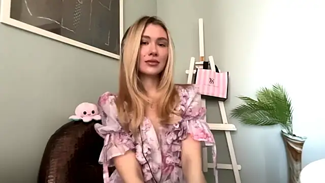 Alicesuperstar online show from March 31, 2026, 7:31 am