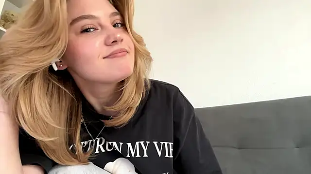 Snapshot of Delia_cute chatting on March 31, 2026, 12:16 pm Delia cute online show from March 31, 2026, 12:16 pm