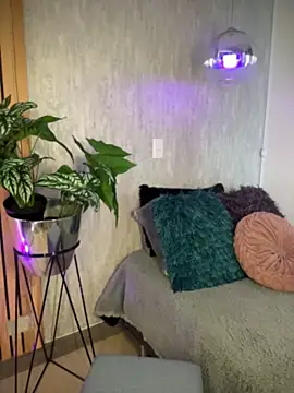 Snapshot of EmmaVonn chatting on April 7, 2026, 7:36 pm EmmaVonn online show from April 7, 2026, 7:36 pm