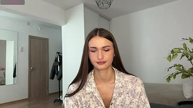 HallieHollo online show from July 25, 2026, 10:24 am