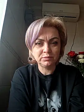 SylvieGold453 online show from April 17, 2026, 4:21 pm