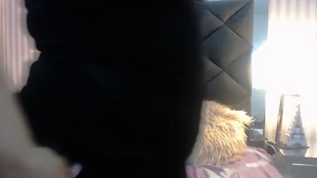 Snapshot of ViviJones chatting on April 6, 2026, 8:10 pm ViviJones online show from April 6, 2026, 8:10 pm