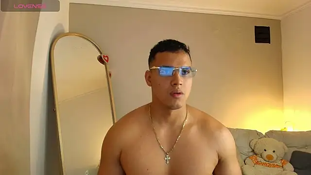 Snapshot of Maxi_and_Ares chatting on April 5, 2026, 7:11 pm Maxi and Ares online show from April 5, 2026, 7:11 pm