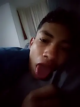 Paiva2122 online show from April 3, 2026, 9:51 am