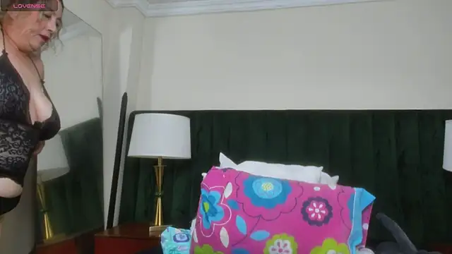 Snapshot of RoxanneSquirt chatting on May 16, 2026, 12:18 am RoxanneSquirt online show from May 16, 2026, 12:18 am