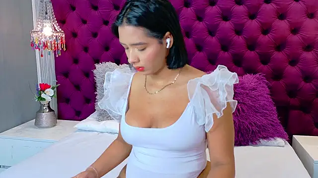 HilaryQueen  online show from April 15, 2026, 1:29 pm