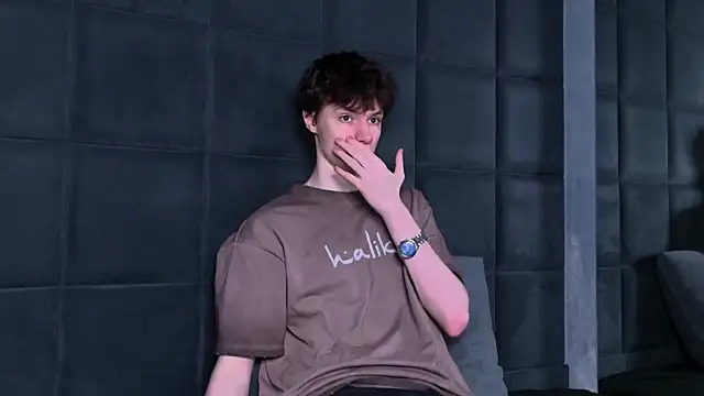 Snapshot of EdwardHogan chatting on April 7, 2026, 4:29 pm EdwardHogan online show from April 7, 2026, 4:29 pm