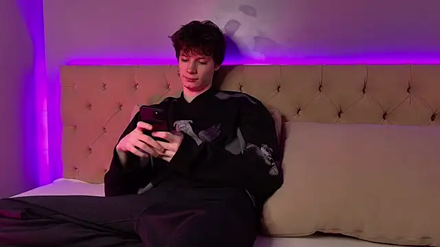 Snapshot of EdwardHogan chatting on April 15, 2026, 3:08 pm EdwardHogan online show from April 15, 2026, 3:08 pm